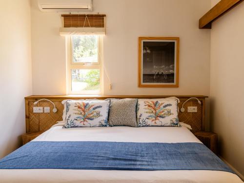 a bedroom with a bed and a window at Bigarade sur Mer 