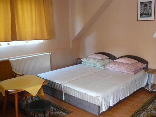 Ένα ή περισσότερα κρεβάτια σε δωμάτιο στο Hejő Apartman
