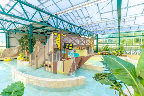 Bazén v ubytování Camping Le Parc de Paris nebo v jeho okolí