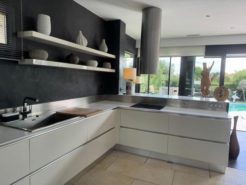 Una cocina o cocineta en Sublime Villa with Pool and Jacuzzi