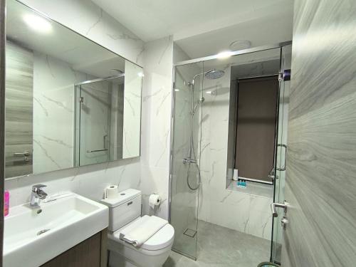 une salle de bain avec une douche, des toilettes et un lavabo dans l'établissement Bukit Bintang Agile Residence TRX, à Kuala Lumpur