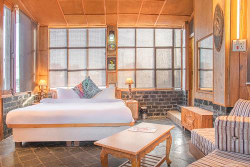 Postel nebo postele na pokoji v ubytování Nandini Villa Dharamshala