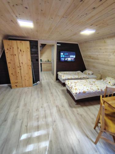 Ένα ή περισσότερα κρεβάτια σε δωμάτιο στο Kolorowe Wzgórze Zagórze