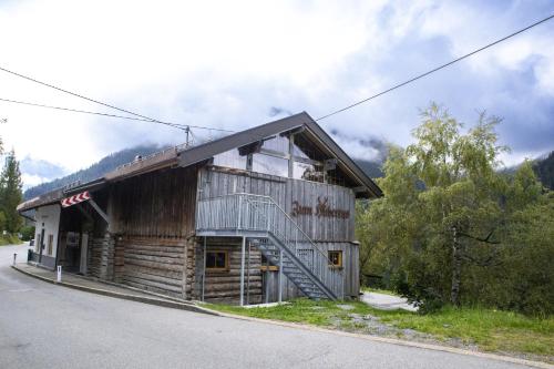 an old wooden building on the side of the road at ZumHubertus in Bschlabs