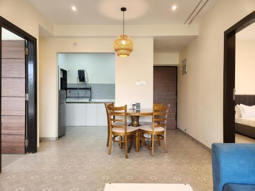 Kuchyň nebo kuchyňský kout v ubytování Peaceful Candolim 2BHK Apartment - Family Stay, Scenic View, Pool