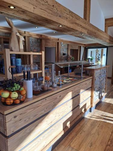 Una cocina con una encimera con comida encima. en Landhotel zum Wagen, en Achern