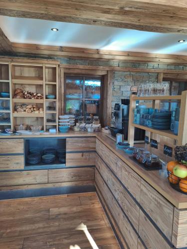 una cocina con armarios de madera y una barra con comida en Landhotel zum Wagen, en Achern