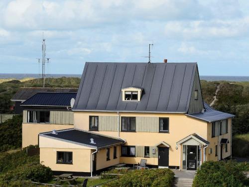 バイアス・スタンにある4 person holiday home in Vejers Strand-By Traumの丘の上の黒屋根の家
