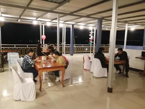 a group of people sitting at tables in a restaurant at ชมวิว บึงโขงหลง in Ban Don Klang