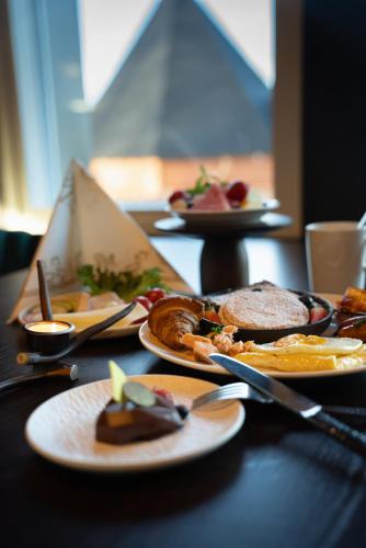 een houten tafel met borden met eten erop bij Aito Igloo & Spa Resort in Rovaniemi