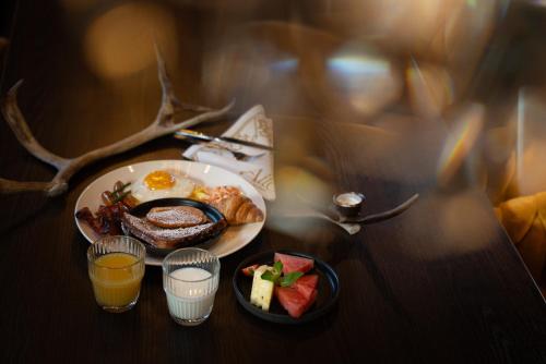 een bord met ontbijt en drankjes op een tafel bij Aito Igloo & Spa Resort in Rovaniemi