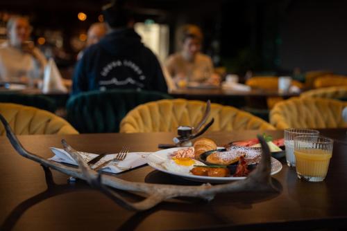 een tafel met een bord met ontbijt erop bij Aito Igloo & Spa Resort in Rovaniemi
