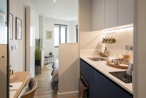 Kuchyň nebo kuchyňský kout v ubytování Enclave Croydon - Redefining All Inclusive Urban Living