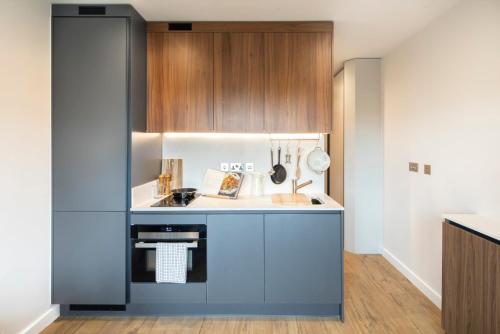 Kuchyň nebo kuchyňský kout v ubytování Enclave Croydon - Redefining All Inclusive Urban Living