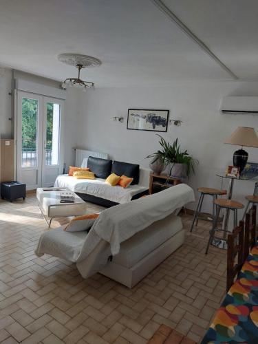 un salon avec deux canapés et un canapé dans l'établissement maison individuel proche des châteaux et Amboise avec jardin clos, à Pocé-sur-Cisse