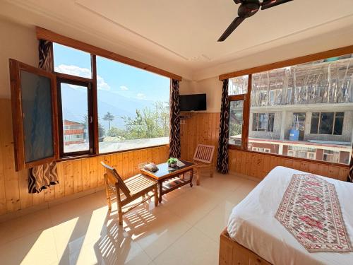 Postel nebo postele na pokoji v ubytování The Suraj Cottage Manali ! Private Parking ! Bonfire ! Playing Zone ! Near Mall Road