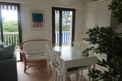 Spacious 70 m flat with Balcony and sea view!