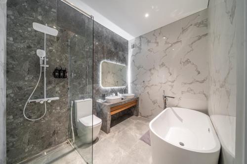 een badkamer met douche, toilet en wastafel bij Oasis Pandawa 1A - Just Built! Perfect Getaway Villa with Pool in Ungasan