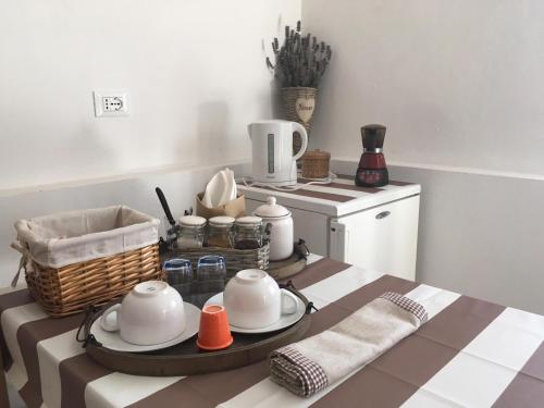 eine Küche mit einem Tisch und Teezubehör darauf in der Unterkunft Maison Orsières in Châtillon