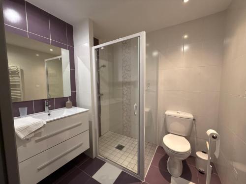 Ένα μπάνιο στο Le Hameau des possibles gites 16- personnes