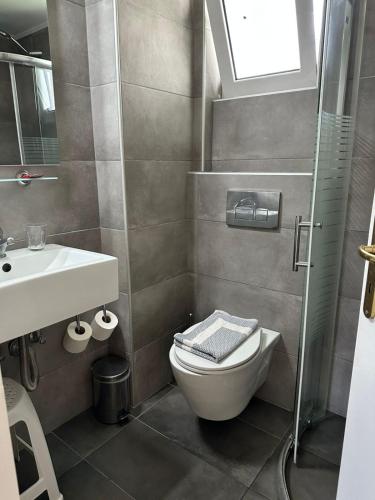 ein Badezimmer mit Toilette, Waschbecken und Dusche in der Unterkunft Karis Hotel in Kos-Stadt