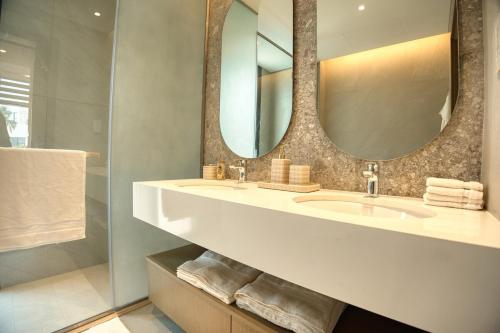 ein Badezimmer mit Waschbecken und Spiegel in der Unterkunft Luxury 3BR Villa with Maid Room & Private Beach Access in Ras al Khaimah