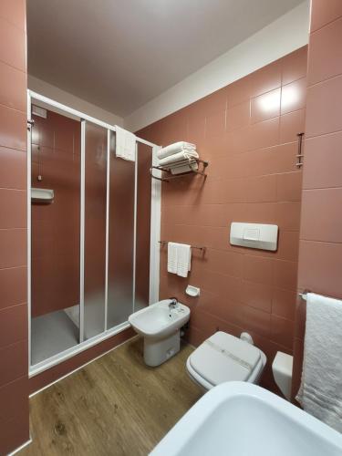 a bathroom with a toilet and a shower and a sink at Zenit Park Hotel in Rivalta di Torino