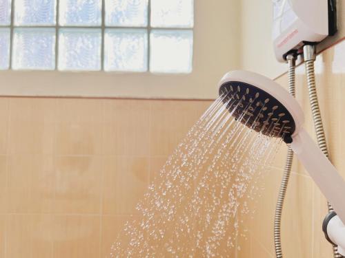 d'une pomme de douche avec de l'eau qui en sort dans l'établissement The Betong Life Guesthouse, à Betong
