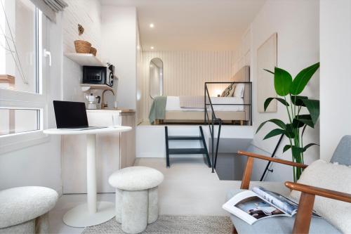 Plaza de San Gil Suite Apartment