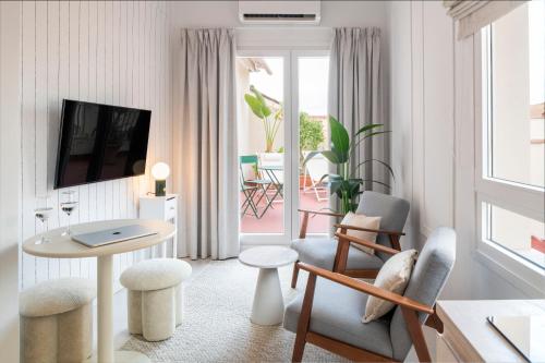 Plaza de San Gil Suite Apartment