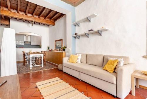 Una sala de estar con un sofá y una cocina. en Apartment near Ponte Vecchio, en Florencia