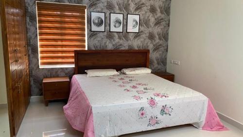 Ένα ή περισσότερα κρεβάτια σε δωμάτιο στο Peaceful Village Retreat in the City-Lavender Villa