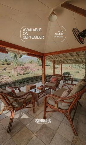 un grupo de sillas y mesas en una habitación en Pondok Sitinggil Muncul, en Muncul