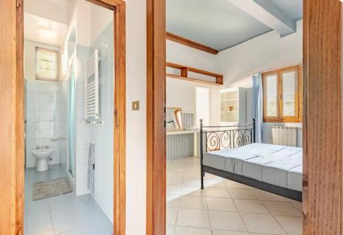 un dormitorio con una cama y un baño en Apartment near Ponte Vecchio, en Florencia