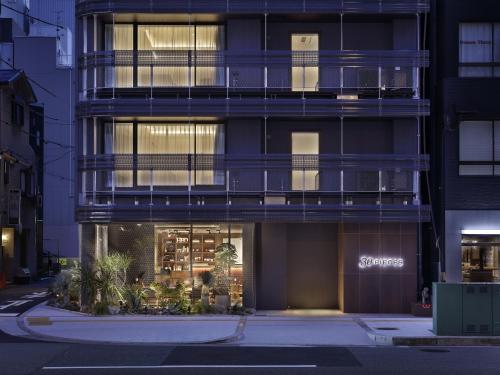 大阪市にある30 PIECES Nambaの夜の建物の店先
