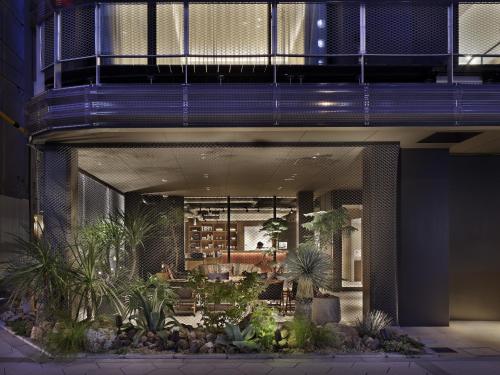 大阪市にある30 PIECES Nambaの植物が植えられたロビーのある建物