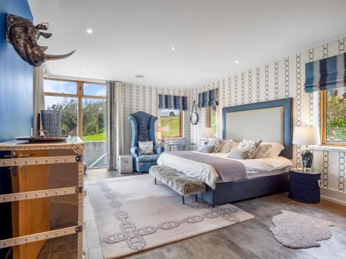 Suaimhneas Castle Demesne في Errislannan: غرفة نوم بها سرير كبير وكرسي