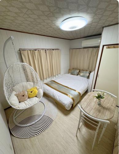 a small room with a bed and a table at 6 minutes to Shinjuku, 10 minutes to Shibuya, accommodating 6 people in Tokyo