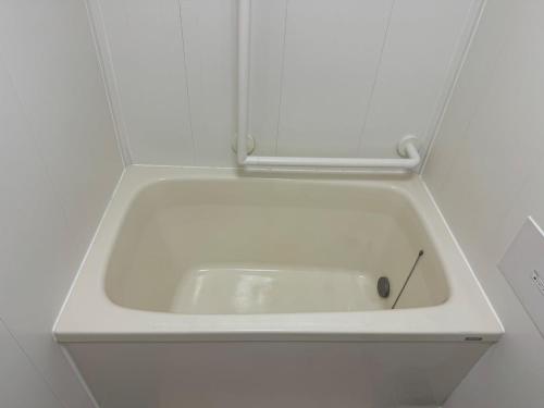 a white bath tub in a white wall at 6 minutes to Shinjuku, 10 minutes to Shibuya, accommodating 6 people in Tokyo