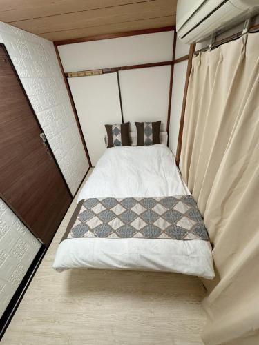 6 minutes to Shinjuku, 10 minutes to Shibuya, accommodating 6 people