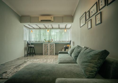 Posezení v ubytování The Salty Soul A cozy Two Bedroom apartment