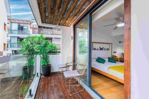 a bedroom with a bed and a balcony at 杭州西湖月上兰湾民宿 in Hangzhou