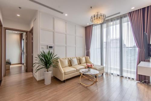 een woonkamer met een bank en een tafel bij Nanahousing-Apartment Vinhomes Skylake #1BR#2BR#3BR in Hanoi