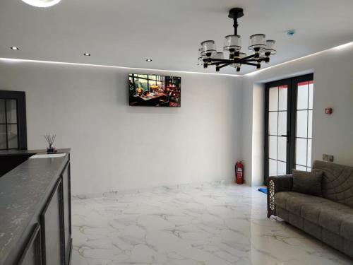 TV a/nebo společenská místnost v ubytování Birinci Hotel