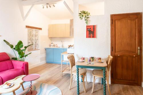 #36 Staywizus - Bright Eagle Nest Old town 5 mins from sea AC Wifi