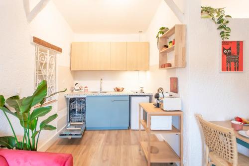 #36 Staywizus - Bright Eagle Nest Old town 5 mins from sea AC Wifi
