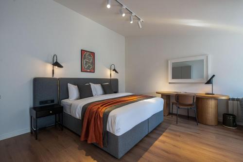 第比利斯Artifact Apart Hotel的一间卧室，配有一张床和一张带电脑的书桌