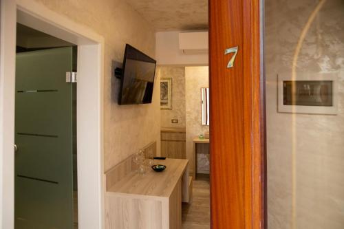 Un baño con una puerta naranja y verde y un lavabo. en Villa Pasis 2, en Rovinj