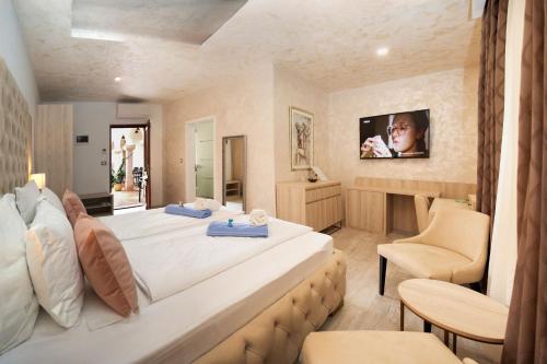 Un dormitorio con una cama grande y un televisor. en Villa Pasis 2, en Rovinj