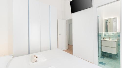 a white bathroom with a sink and a mirror at Sardinianworld - Da Tatà -Santa Caterina di Pittinuri in Santa Caterina